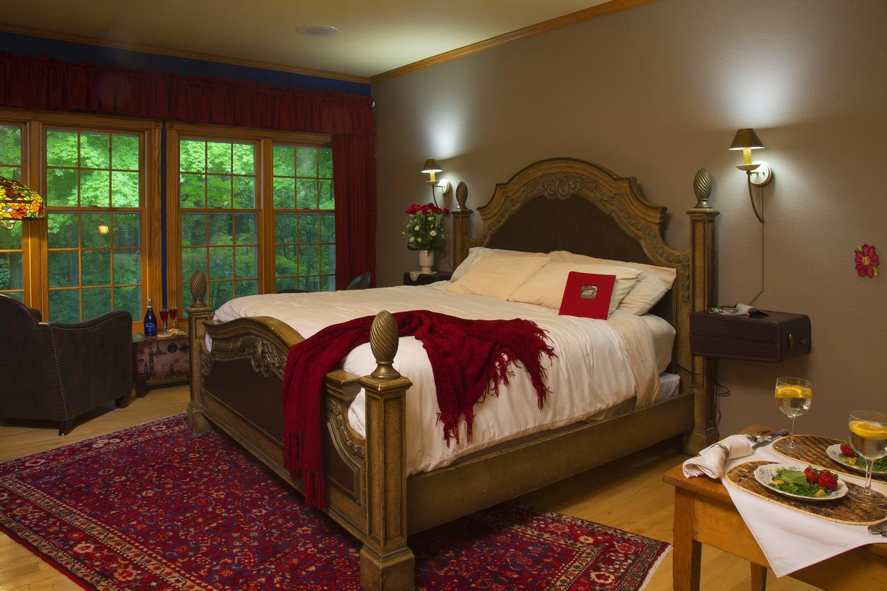 Hidden Serenity Bed And Breakfast West Bend Bagian luar foto