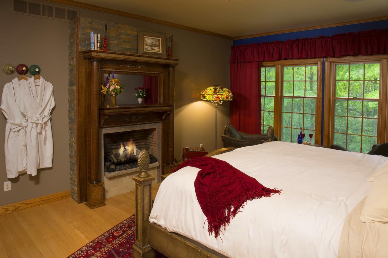 Hidden Serenity Bed And Breakfast West Bend Bagian luar foto