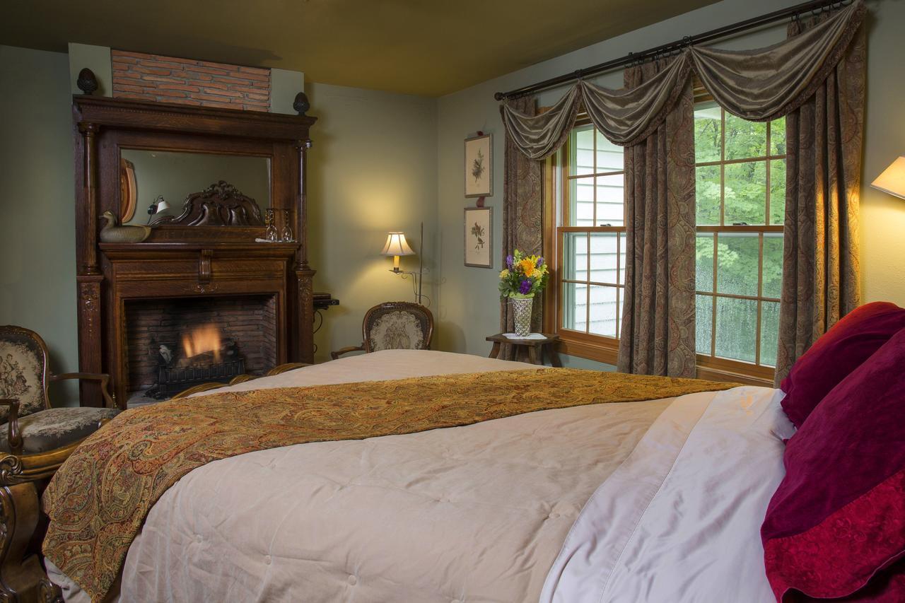 Hidden Serenity Bed And Breakfast West Bend Bagian luar foto