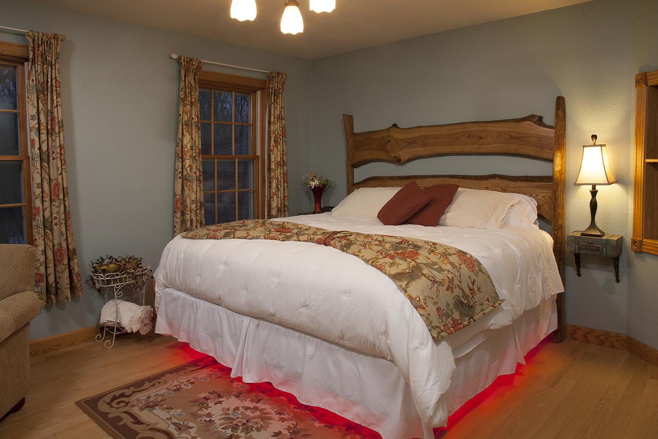 Hidden Serenity Bed And Breakfast West Bend Bagian luar foto